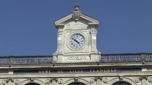 フランス リールの主要鉄道駅であるGare Lille Flandresの上に時計と建築要素 — ストック動画