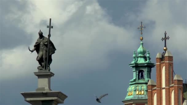 Staty Zygmunt Iii Vasa Ovanpå Zygmunts Kolonn Och Johns Ärkekatedral — Stockvideo