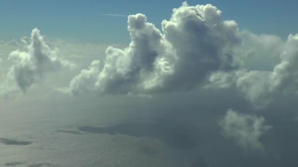 乘坐商业飞机在云端上空飞行 实际高空录像 — 图库视频影像