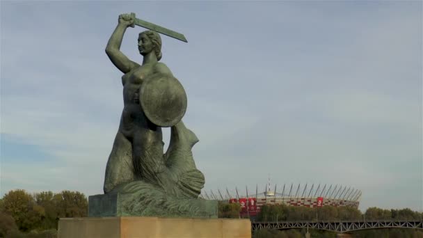 ワルシャワポーランドのワルシャワにあるヴィスワ川のマーメイド ポーランド国立競技場を背景に — ストック動画