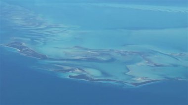 Bahamalar 'daki ıssız adaların hava görüntüleri. Gerçek yüksek irtifa görüntüsü.