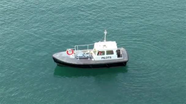 Barco Piloto Puxa Lado Navio Cruzeiro Durante Partida Porto Caribenho — Vídeo de Stock