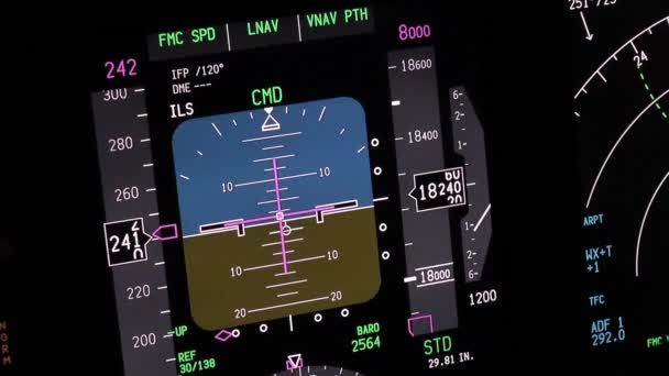 Ekspozycja Przyrządów Latających Nowoczesnego Samolotu Pasażerskiego Latającego Nocą Prawdziwe Nagranie — Wideo stockowe