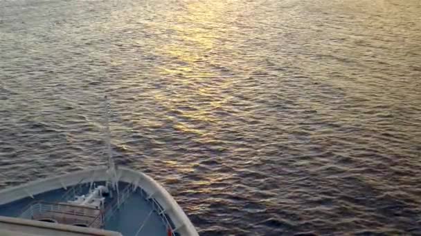 Relaksująca Złota Refleksja Godzinowa Widziana Dziobu Statku Wycieczkowego Karaibach — Wideo stockowe