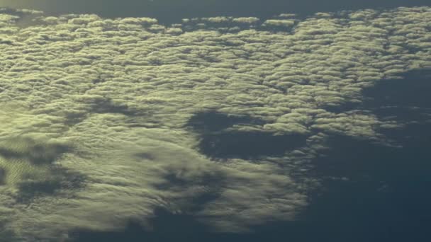 Repül Felhők Felett Óceán Felett Tényleges Nagy Magasságú Felvételek — Stock videók
