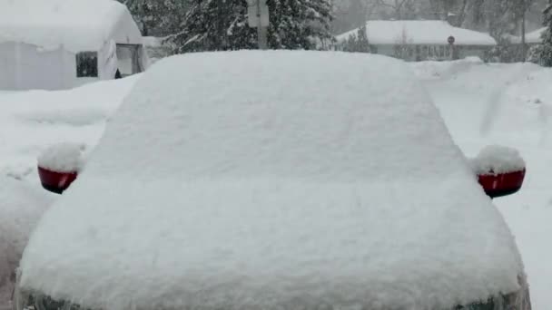 冬の雪は駐車車 家や木をカバーしています — ストック動画