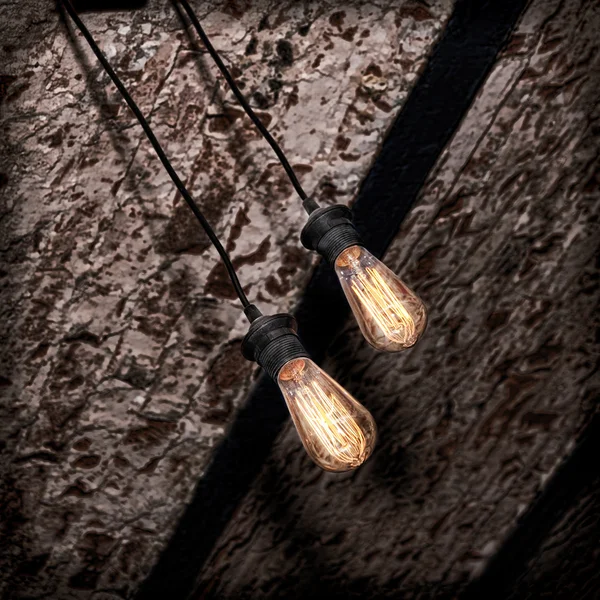 Lampada a incandescenza sul soffitto grunge in mattoni . — Foto Stock