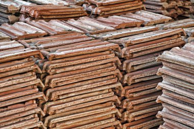 Ambar yığınlarda Seramik çatı kiremitleri.