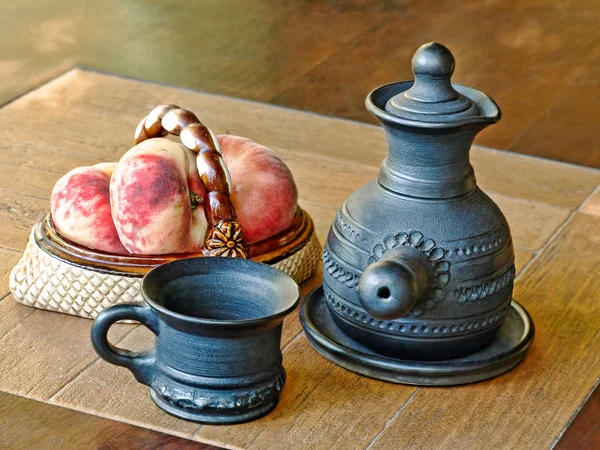 Arabian style coffee pot and peaches in ceramic vase. — Stock Photo, Image