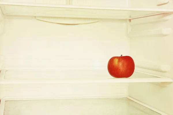 Одно красное яблоко в домашнем холодильнике . — стоковое фото