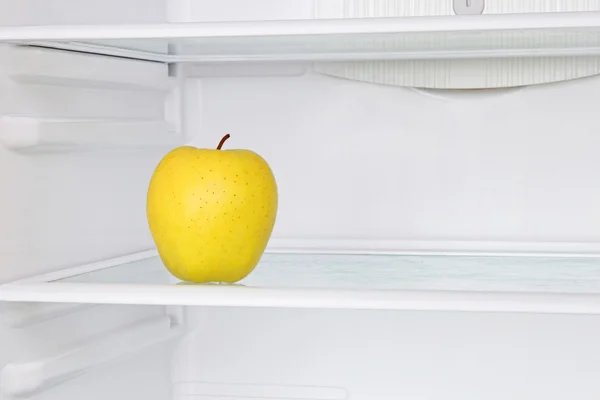 Lifestile concept.Yellow яблоко в холодильнике . — стоковое фото