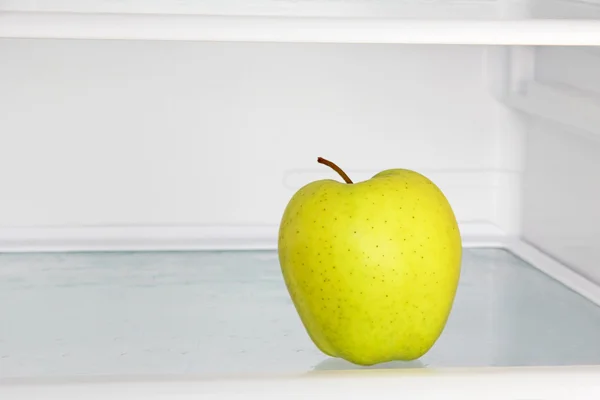 Желтое яблоко в домашнем холодильнике. . — стоковое фото