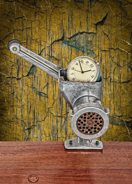 Reloj despertador en picadora de carne sobre fondo rayado grunge . —  Fotos de Stock