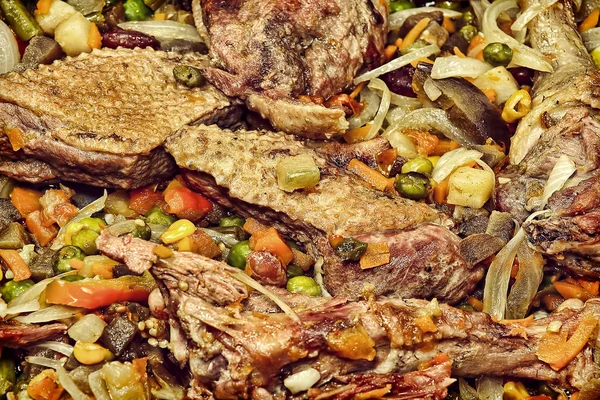Appetizing roasted meat with vegetables taken closeup. — Stock Photo, Image