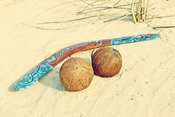 色のブーメランと砂の上 2 つのココナッツ撮影クローズ アップ. — ストック写真