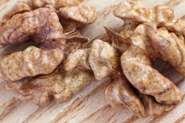 Ahşap masada ceviz çekirdeği.