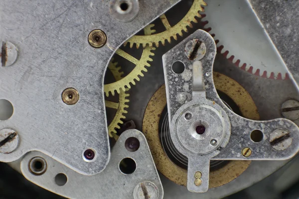Mecanismo de reloj con engranajes tomados de cerca . — Foto de Stock