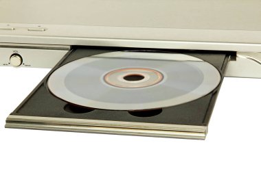 Beyaz arkaplan üzerine yerleştirilmiş disk içeren DVD oynatıcı yakın plan alındı.