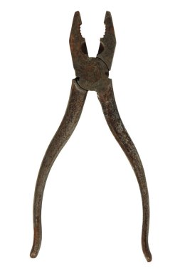 Beyaz arka planda izole edilmiş paslı metal pense..