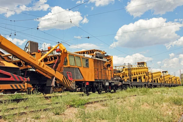 Залізнична Колія Сервіс Car Crushed Камінь Встановлює Будівельну Машину Рейках — стокове фото
