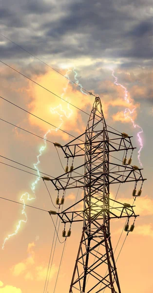 Linie Transmisie Energiei Electrice Fulger Izbitoare Turnul Electricitate Împotriva Cerului — Fotografie, imagine de stoc