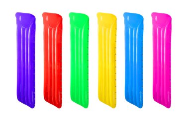 Beyaz arka planda izole edilmiş çok renkli yüzer yüzer havuz yatağı seti.