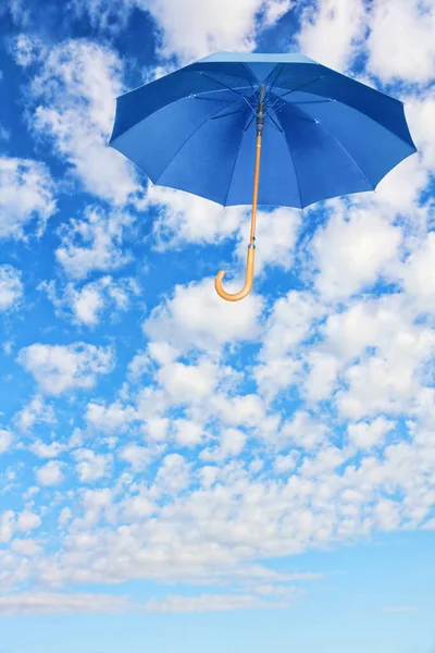 Мэри Пейнс Умбрелла Голубые Пумбреллы Летят Небе Против Белых Облаков — стоковое фото