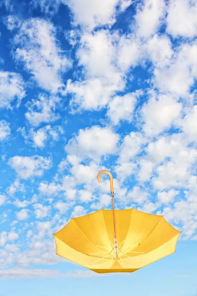 白い雲に空を飛ぶ黄色の傘の上に取り付けられました メアリー ポピンズ傘 — ストック写真