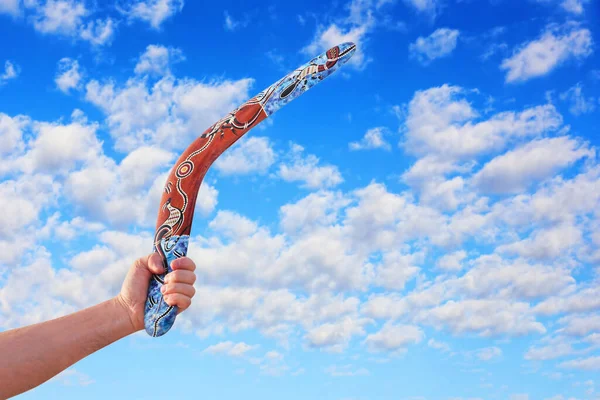 Australiska Boomerang Män Arm Tas Närbild Mot Molnigt Blå Himmel — Stockfoto