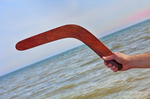 Bumerang Bei Männern Arm Genommen Nahaufnahme Gegen Das Blaue Meer Stockfoto