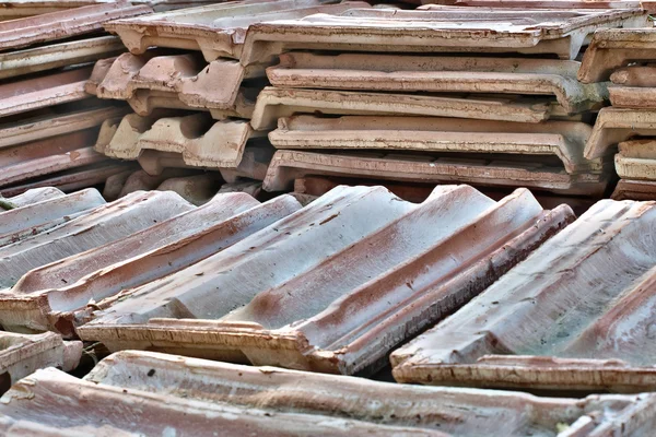 Pilhas de cerâmica em armazém . — Fotografia de Stock