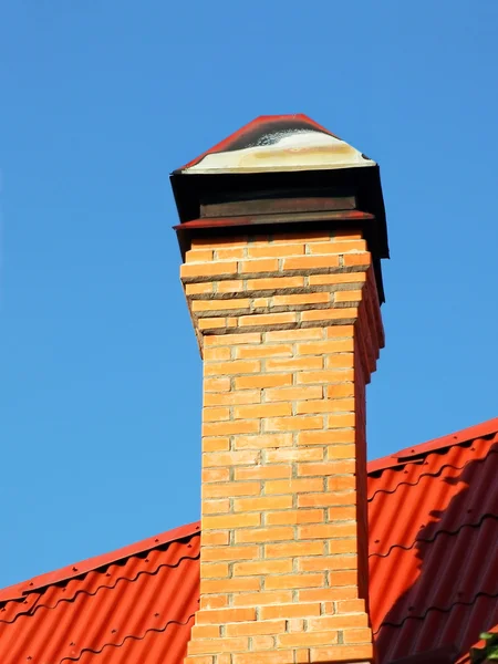 tuğla baca üzerinde kırmızı bir çatı alınan closeup döşenir.
