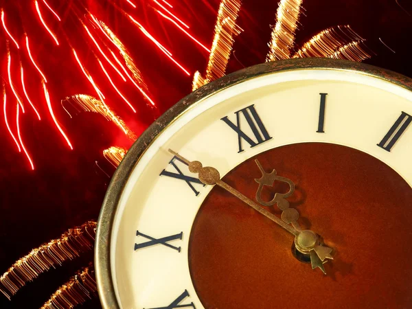 Cara del reloj y fuegos artificiales brillantes.Víspera del año nuevo . — Foto de Stock