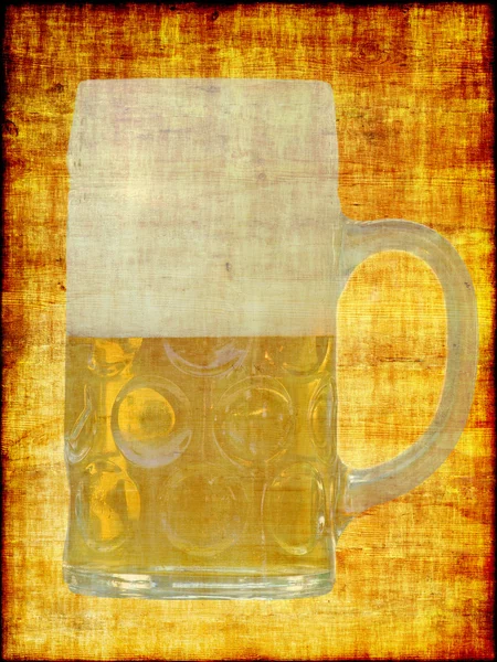 Szkło przezroczyste piwo na żółtym tle nieczysty streszczenie. — Zdjęcie stockowe