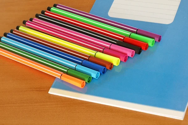 블루 쓰기 책 및 다 색된 펜. — 스톡 사진