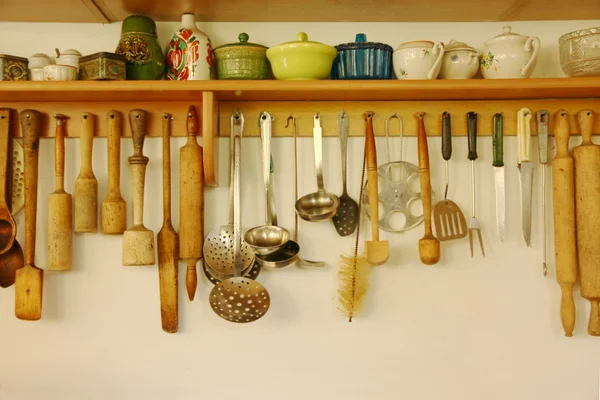Duvarda asılı mutfak gereçleri. — Stok fotoğraf