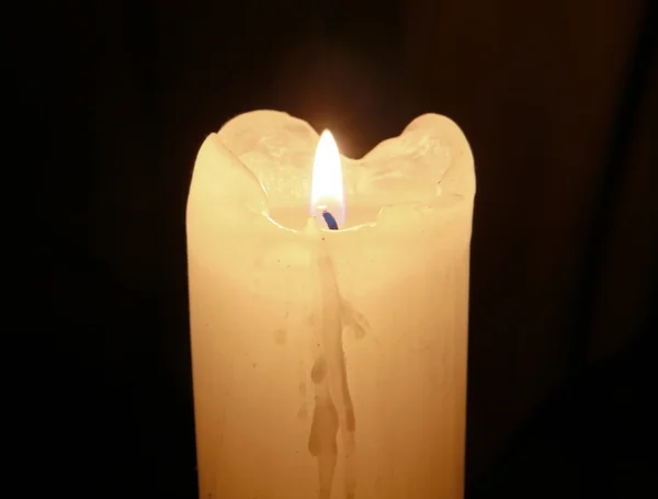 Λαμπερό κερί πένθους στο σκοτάδι. — Φωτογραφία Αρχείου