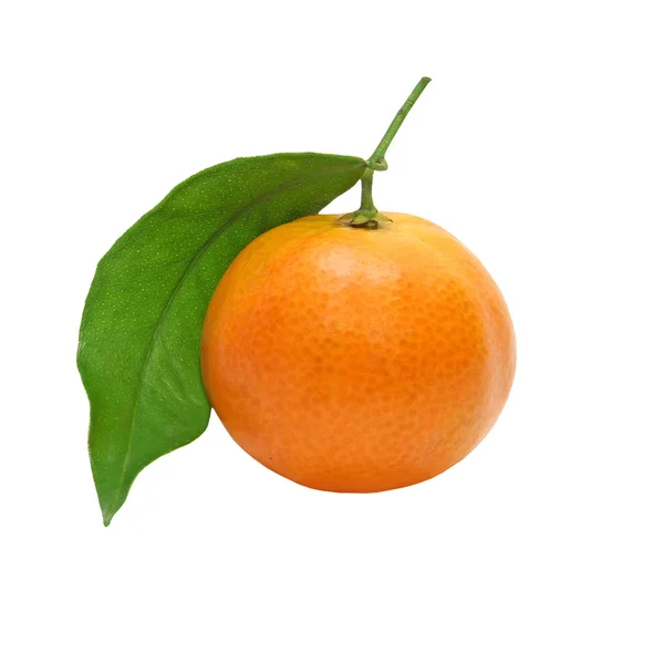 Färska mandarin med grönt blad tas närbild. Isolerade. — Stockfoto