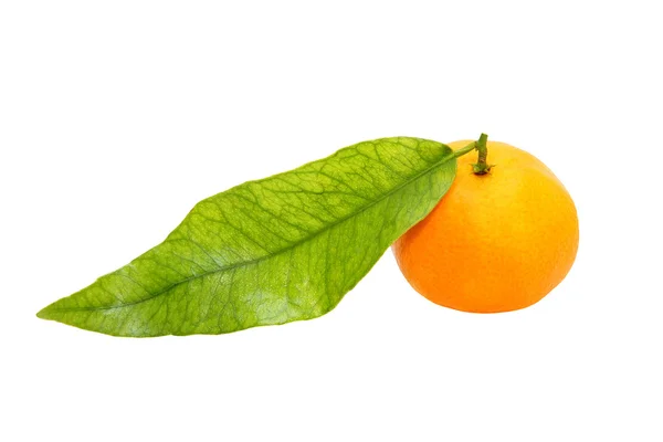 Tangerine with green leaf taken closeup.Isolated. — Stock Photo, Image