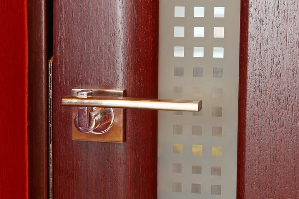Mango de puerta de bronce moderno en puerta de madera . — Foto de Stock