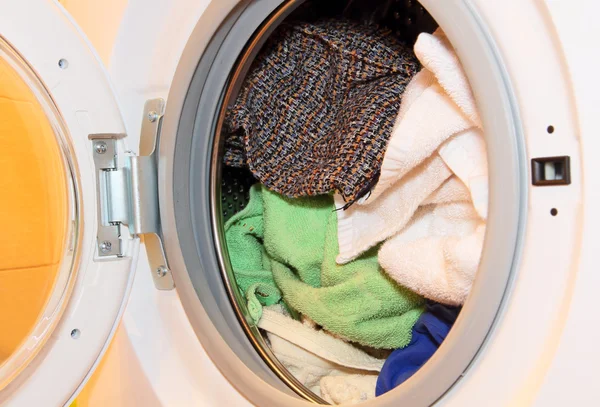 Roupas na máquina de lavar roupa . Fotos De Bancos De Imagens