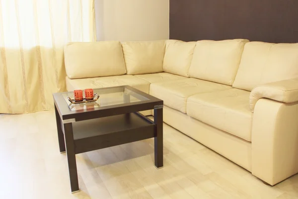 Sofa kulit putih modern dan meja kopi . — Stok Foto
