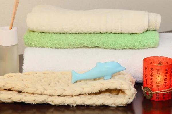 Zásobník ručníků, Basty a mýdlo v podobě delfína. — Stock fotografie