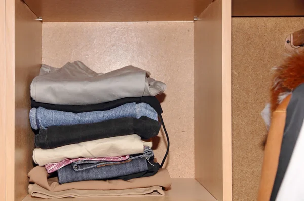 Varias pilas de ropa en el armario . —  Fotos de Stock