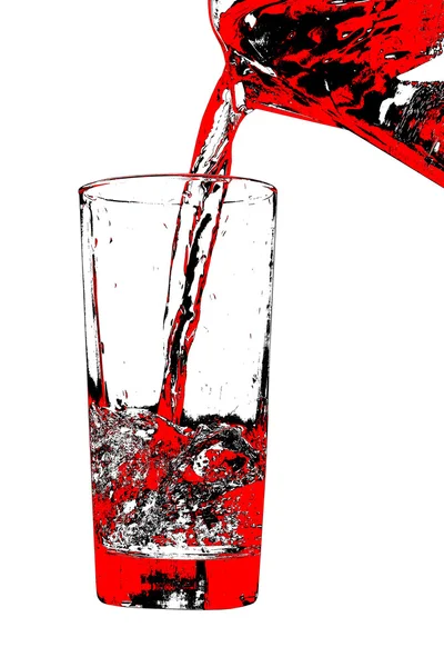 Krug gießt rote Flüssigkeit in Glas auf weißem Hintergrund. — Stockfoto