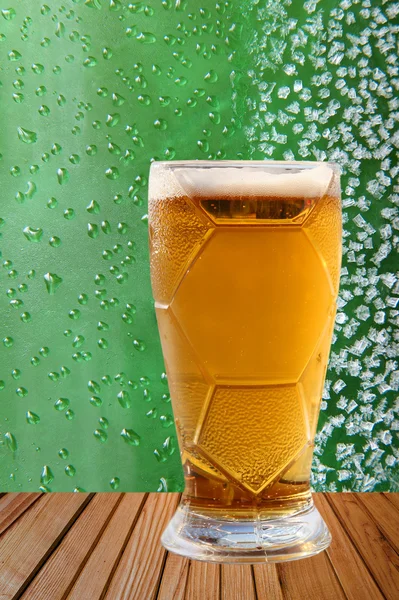 Yeşil damlar ve buz kristalleri karşı Frost bira cam. — Stok fotoğraf