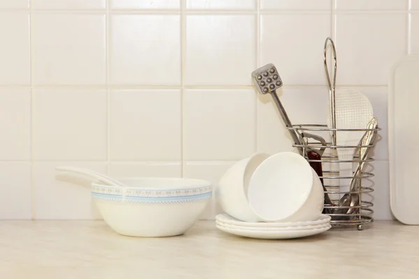 Bílé nádobí na stole v kuchyni. — Stock fotografie