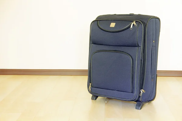 Cestovní taška na podlaze. — Stock fotografie
