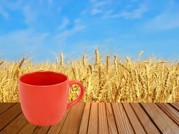 Taza de té rojo en la superficie de madera contra de espigas de trigo . —  Fotos de Stock