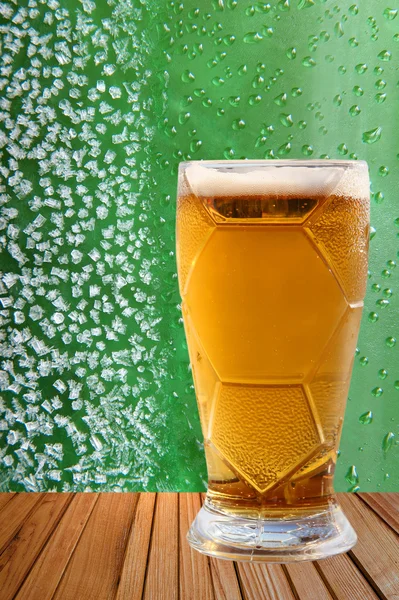 Vorst bierglas tegen van ijs kristallen en druppels groene backgro — Stockfoto